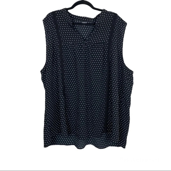 Torrid Black and White Patterned Sleeveless Blouse - Picture 1 of 6